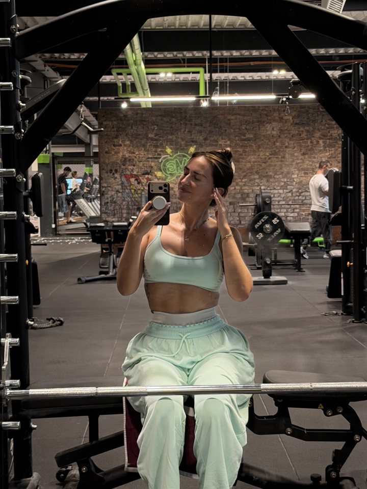 Johanna im Gym auf der Hantelbank
